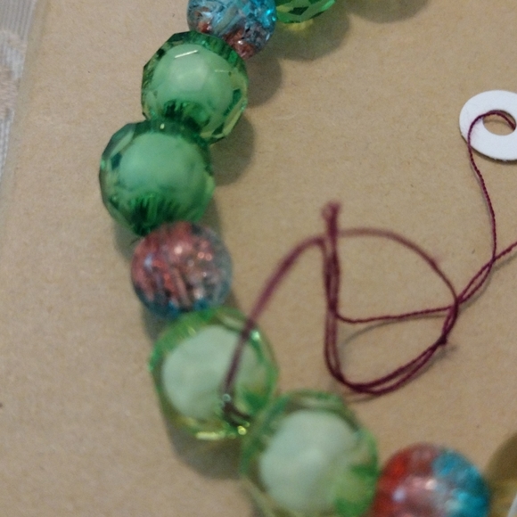 Artemis's Gems custom-made beaded bracelet with large glass swirl bead, green - Picture 4 of 4
